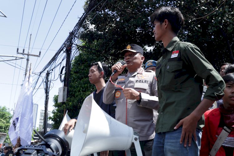 Kapolda Jatim Temui Massa Unras Aliansi BEM Nusantara di Depan Mapolda Jawa Timur