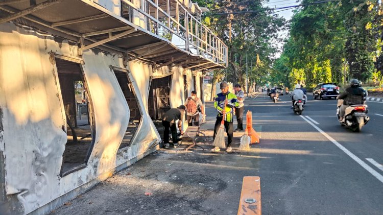 Ojol & Warga Kompak Bersihkan Pos Polisi yang Dibakar Massa di Surabaya