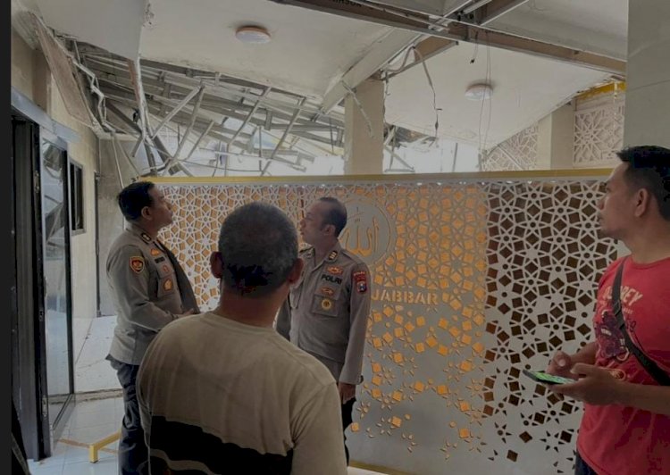Polisi dan Warga Kembalikan Asa Jamaah Masjid Al Jabar Polsek Tegalsari Pascakerusuhan di Surabaya
