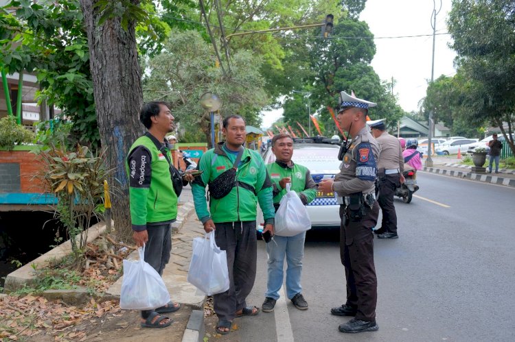 Polres Malang Berbagi Ratusan Paket Sembako Sambut Hari Lalu Lintas Bhayangkara ke-70