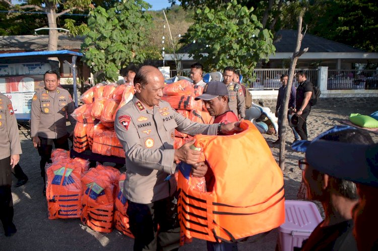 Kapolda Jatim Kunjungi Kelompok Nelayan dan Sadar Wisata di Pantai Pasir Putih Situbondo, Beri Bantuan Alat Keselamatan dan Sembako