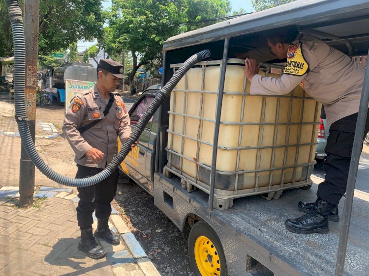 Polisi Tangani Kekeringan di Winongan Pasuruan Sulap Mobil Patroli Jadi Armada Air Bersih