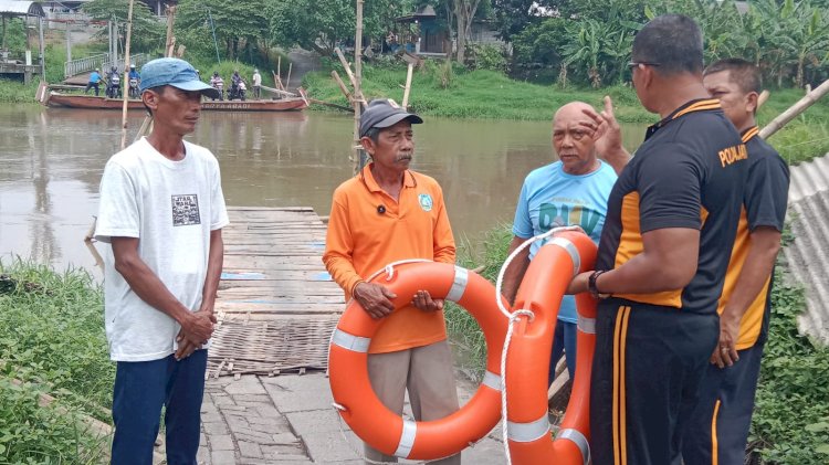 Antisipasi Cuaca Ekstrem, Kapolsek Balongbendo Cek Keamanan Penyeberangan Tambangan Perahu