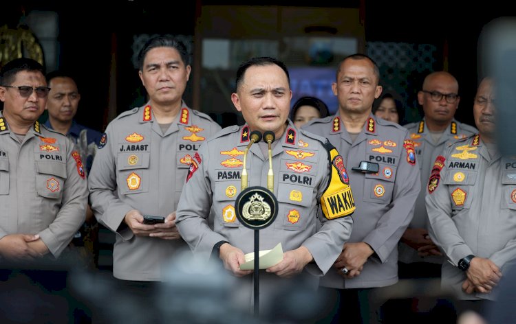 Polda Jatim Berangkatkan Bantuan Kemanusiaan untuk Warga Terdampak Erupsi Semeru