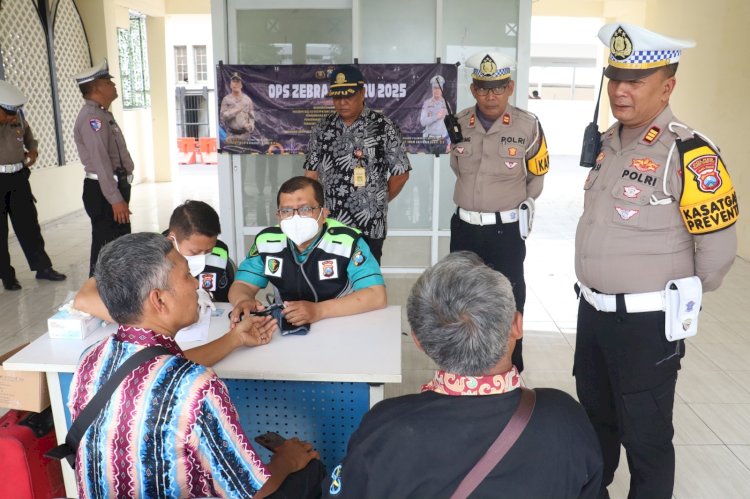 Operasi Zebra Semeru Polres Pelabuhan Tanjungperak Ramp Check Angkutan Umum dan Tes Urine Sopir