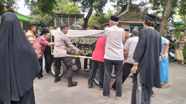 Anggota Polsek Buduran, Bantu Prosesi Pemakaman Warga