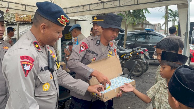 Polisi Berbagi Snack dan Susu untuk Pelajar Terdampak Erupsi Gunung Semeru