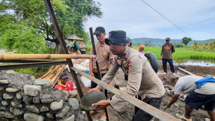 POLRI GERAK CEPAT RESPON PIDATO PRESIDEN PRABOWO, SATBRIMOBDA SULSEL BANGUN JEMBATAN GANTUNG DI SOPPENG