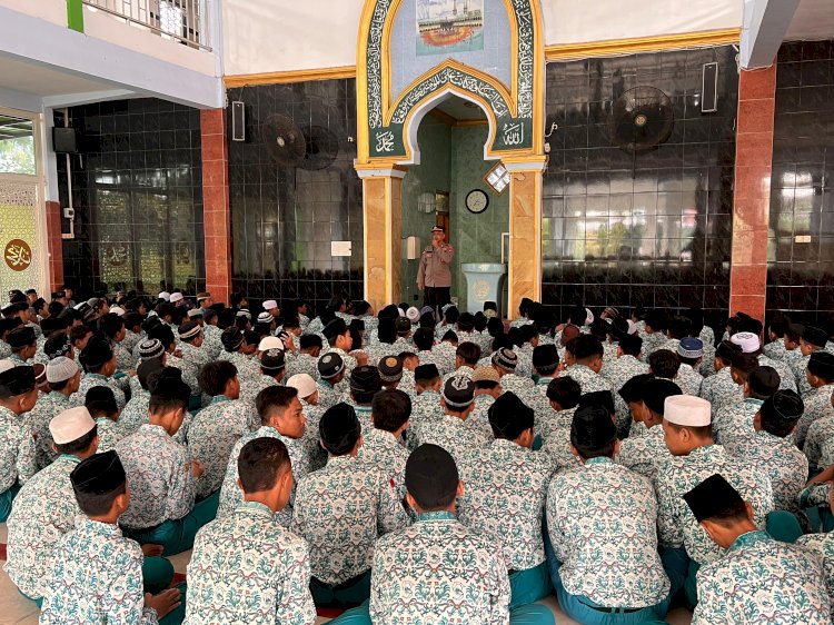 Polsek Krembung Sosialisasikan Keselamatan Berlalu Lintas kepada Pelajar SMPN 2 Krembung