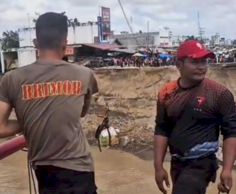 Brimob Aceh Pasang Tali Sling pada Jembatan Putus dan Geser Speed Boat untuk Mendukung Mobilitas Warga di Bireuen