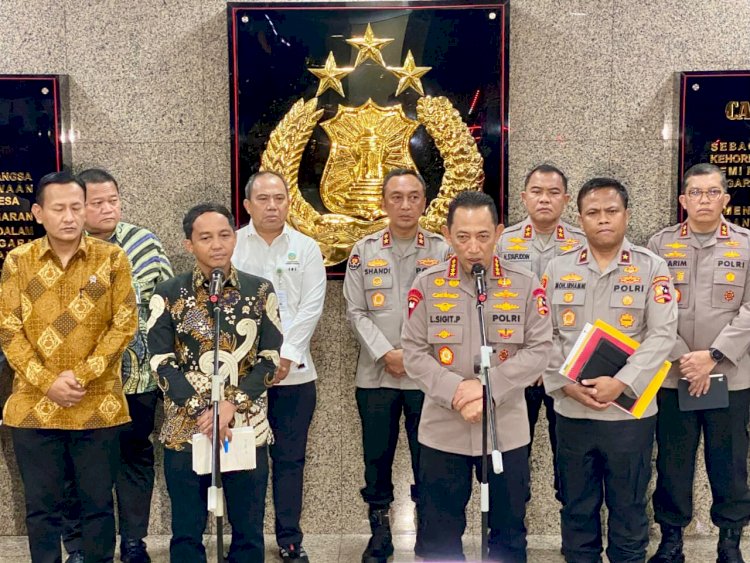 Kapolri dan Menteri Kehutanan Bentuk Satgas Gabungan Telusuri Temuan Kayu yang diduga akibatkan Bencana di Aceh dan Sumatera