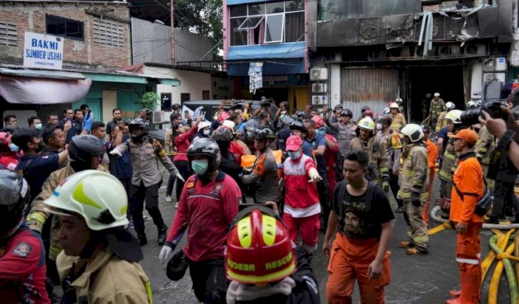 Aksi Heroik Kapolsek Kemayoran, Hingga Tangan Terluka Saat Lindungi Petugas Evakuasi Korban Kebakaran Terra Drone