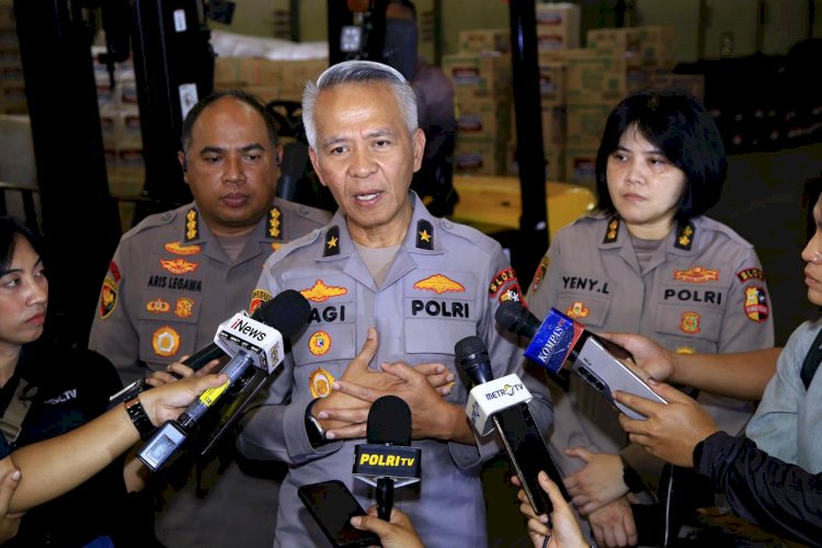 Slog Polri Percepat Distribusi Bantuan ke Tiga Provinsi Terdampak Bencana Melalui Jalur Udara dan Laut