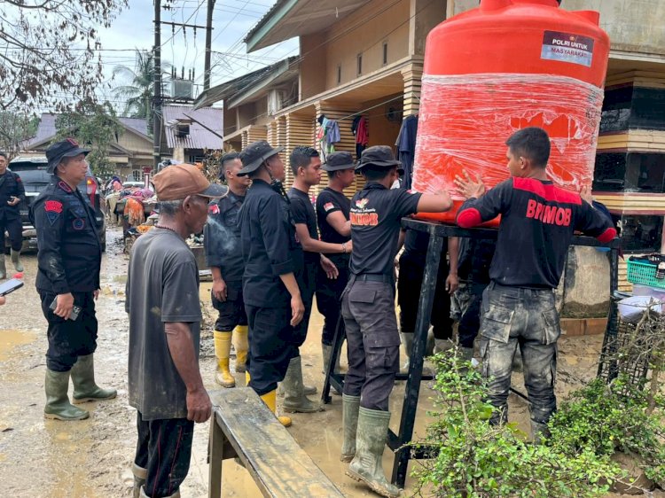 Polri Salurkan 627 Tandon Air Bersih untuk Warga Terdampak Bencana, Salah Satunya di Aceh Tamiang