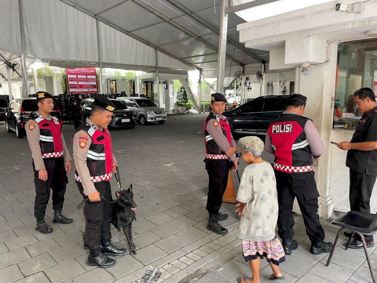 Ops Lilin Semeru Polda Jatim Libatkan Unit K9 Ditsamapta Laksanakan Patroli dan Sterilisasi Gereja