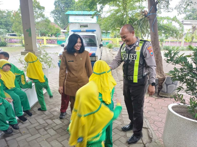 Senyum Sapa Personel Polsek Krian di Sekolah, Wujudkan Polisi Sahabat Anak