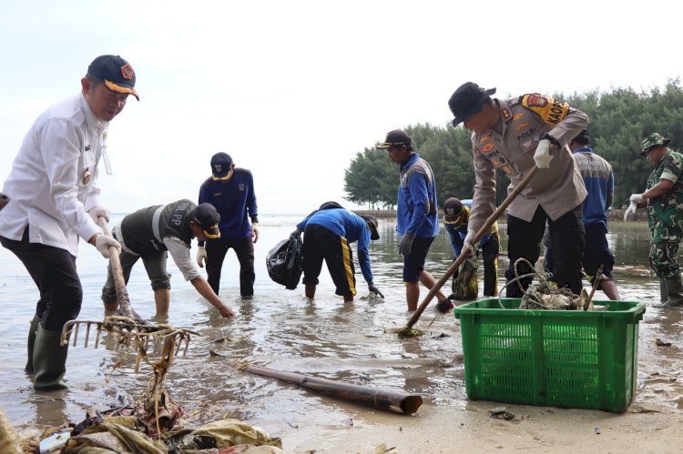 Polda Metro Jaya Kodam Jaya Pemprov DKI Kerja Bakti dan Tanam Mangrove di Pulau Tidung
