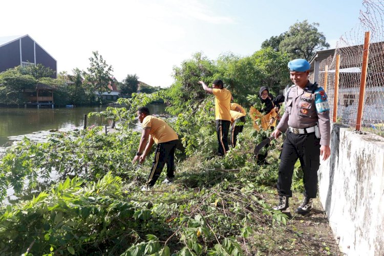 Polda Jatim Gelar Kerja Bakti Serentak Laksanakan Program Gerakan Indonesia Asri