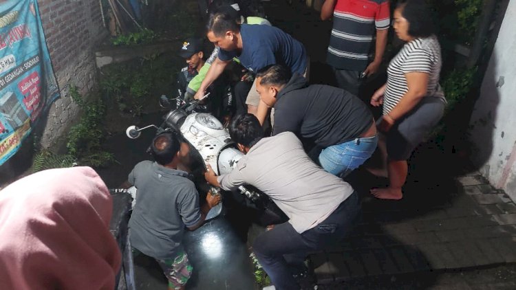 Respons Cepat Laporan Masyarakat, Polsek Gedangan Evakuasi Motor di Parit Desa Tebel