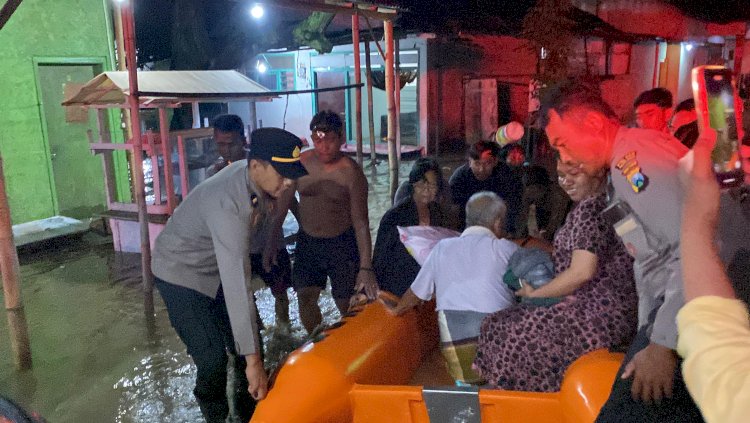 Gerak Cepat Polres Probolinggo Bantu Evakuasi Warga Terdampak Banjir