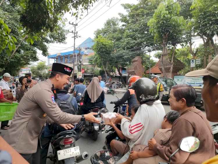 Ramadhan Peduli, Polsek Taman Bagikan Takjil untuk Masyarakat
