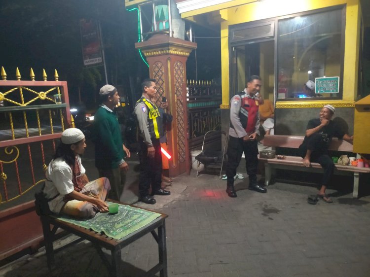Layanan Humanis Polsek Buduran Bagi Jamaah Tarawih di Masjid Besar Al Karomah