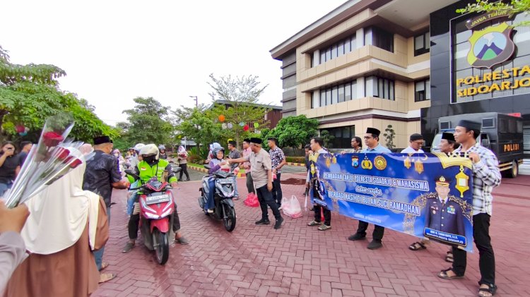 Polresta Sidoarjo Gandeng Mahasiswa Berbagi Takjil untuk Masyarakat