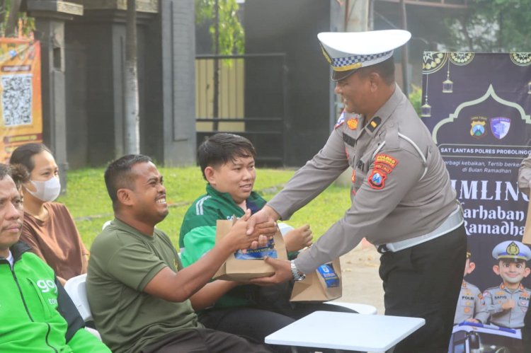 Cepat Dekat Bersahabat : Polres Probolinggo Buka Layanan Samsat dan Sim Keliling Sambil Berbagi Takjil