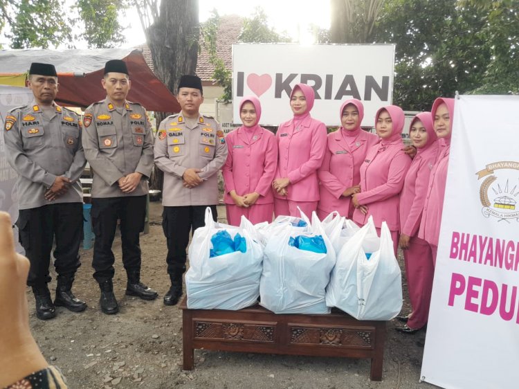 Tebar Kepedulian di Bulan Ramadan, Kapolsek Krian Bersama Bhayangkari Bagikan Takjil kepada Pengguna Jalan