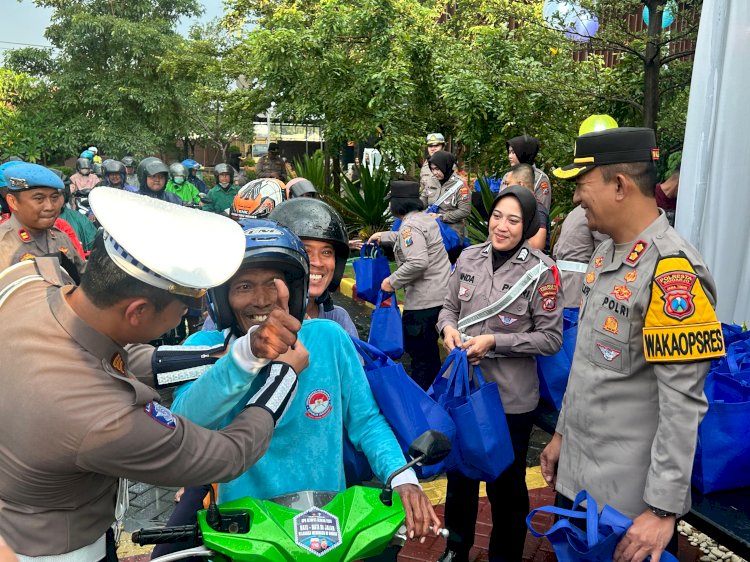 Polresta Sidoarjo Bagikan Takjil, Helm dan Stiker Saat Awali Operasi Ketupat Semeru 2026