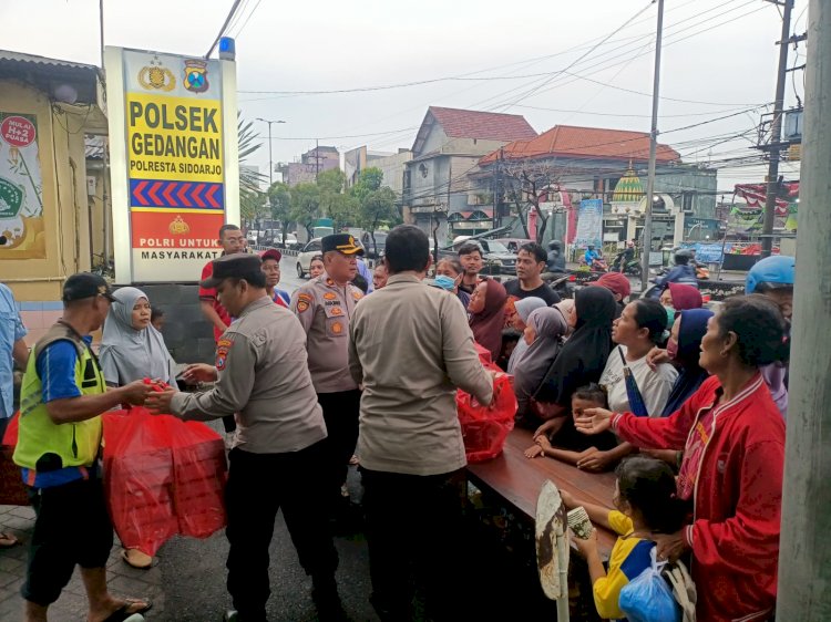 Polsek Gedangan Bagikan Takjil ke Masyarakat dan Pengendara