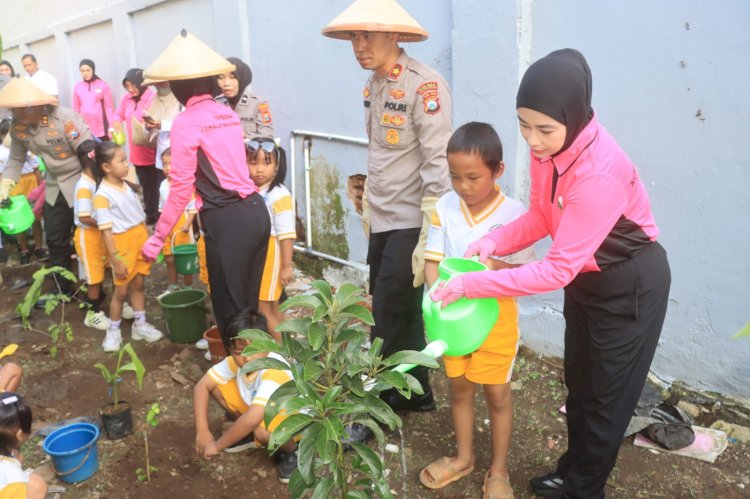 Gerakan Indonesia ASRI Polres Probolinggo Gelar Aksi Penghijauan Pulihkan Lahan Kritis