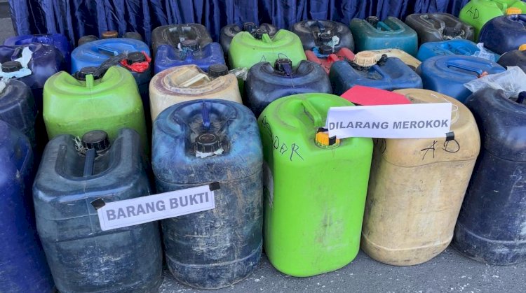Polres Bondowoso Amankan Dua Tersangka Penimbun 1 Ton BBM Bersubsidi